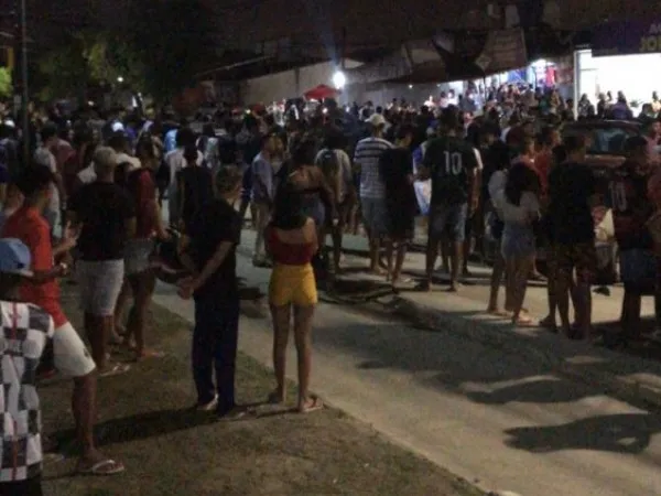 Multidão se aglomerou na praça do Osman Loureiro durante a inauguração de açaiteria