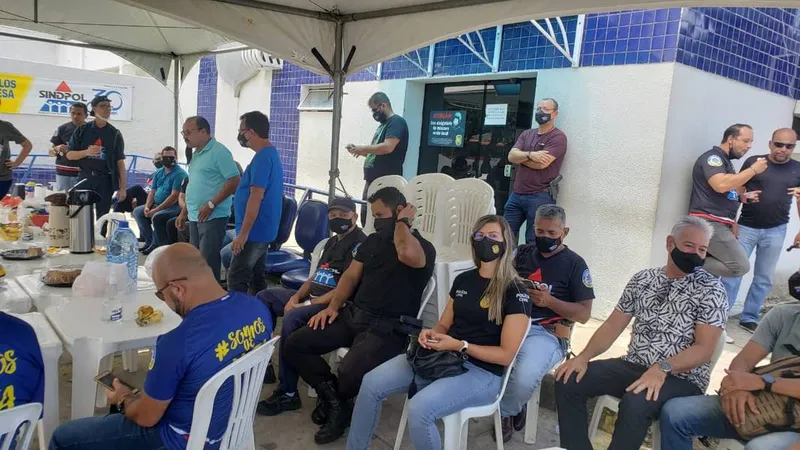 Imagem ilustrativa da imagem POLICIAIS CIVIS FAZEM ATO EM FRENTE À CENTRAL DE FLAGRANTeS