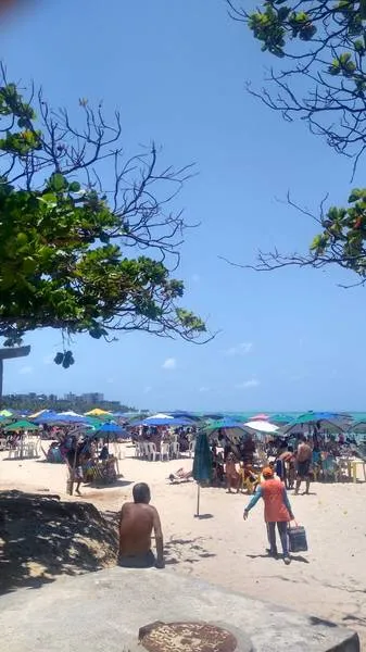 Imagem ilustrativa da imagem POPULAÇÃO VAI ÀS COMPRAS E LOTA PRAIAS NO FERIADÃO