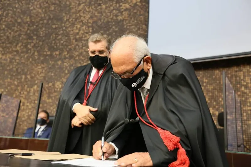 Desembargador Otávio Praxedes assina termo de posse para assumir a presidência do TRE/AL