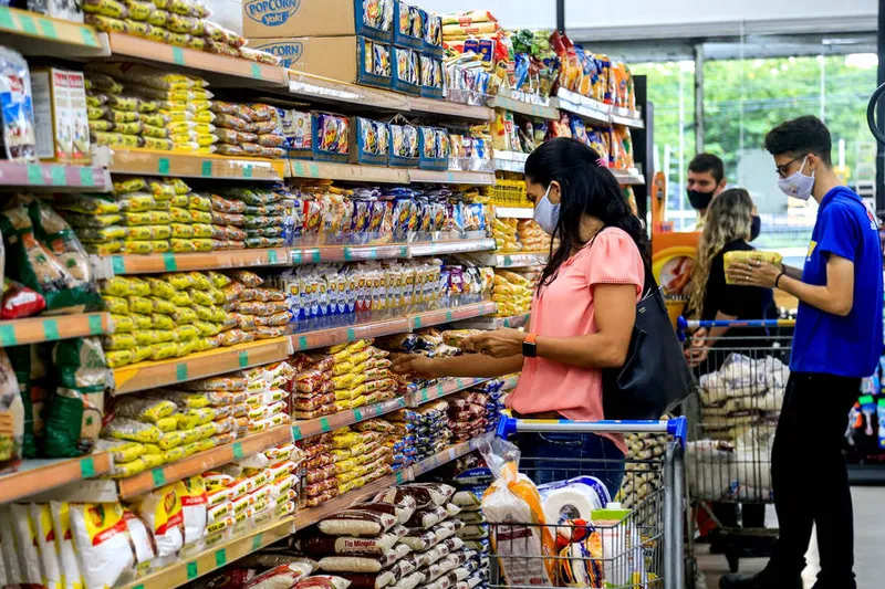 Em outubro, a prévia da inflação dos alimentos atingiu 0,94%, segundo dados do IBGE