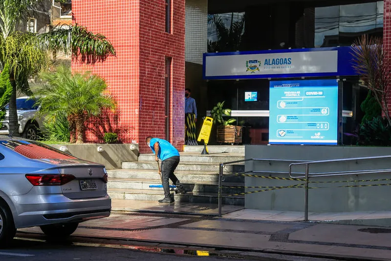 Maceió, 22 de outubro de 2020 
Prédio da Sefaz é evacuado após problema na caixa d'água alagar todos os andares em Maceió. Alagoas - Brasil.
Foto:@Ailton Cruz