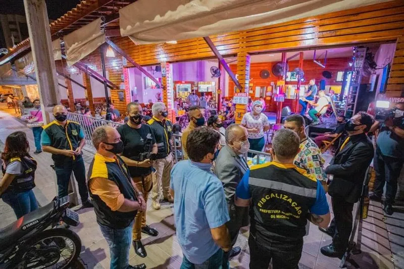 Bares e restaurantes da capital são fiscalizados por equipes da prefeitura um dia após decreto liberar shows