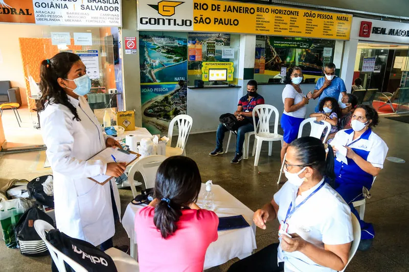 Maceió, 22 de outubro de 2020  
Campanha Maceió Rosa 2020 alerta as mulheres sobre as formas de prevenção e combate ao câncer de mama no Terminal Rodoviário João Paulo II, em Maceió. Alagoas - Brasil.
Foto:@Ailton Cruz