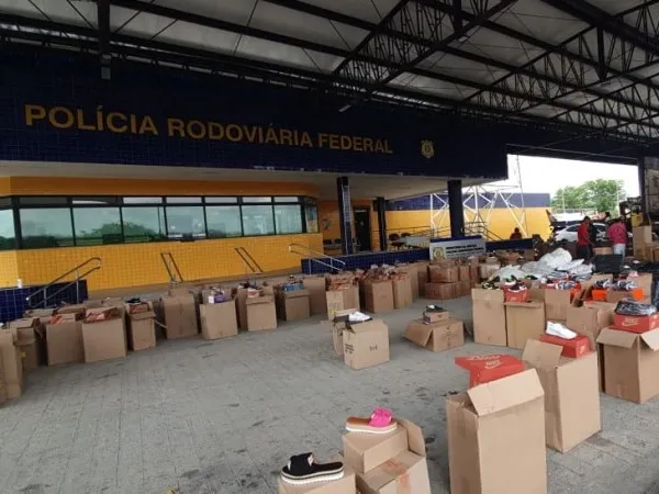 Imagem ilustrativa da imagem PRF APREENDE MAIS DE 3.700 PARES DE CALÇADOS FALSIFICADOS
