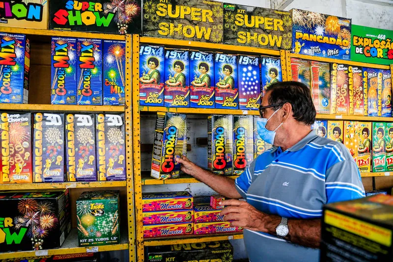 Maceió, 29 de dezembro de 2020
Venda de fogos para o reveillon na virada de Ano, nas barracas da Praia da Avenida da Paz, com o Sr. Plinio Batista. Alagoas - Brasil.
Foto:@Ailton Cruz