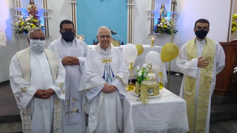 Padre Celso Alípio (terceiro à direita) celebrou 65 anos de ordenação sacerdotal no último dia 13