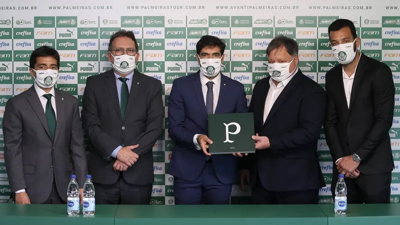 Abel Ferreira (ao centro) foi apresentado pelo Palmeiras e avisou: “Não vim para ter férias, vim para ganhar”