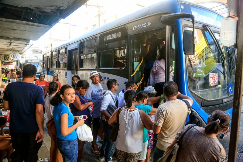 Maceió, 20 de março de 2020  
Ponto de ônibus no centro do comercio de Maceió. Alagoas - Brasil.
Foto: ©Ailton Cruz