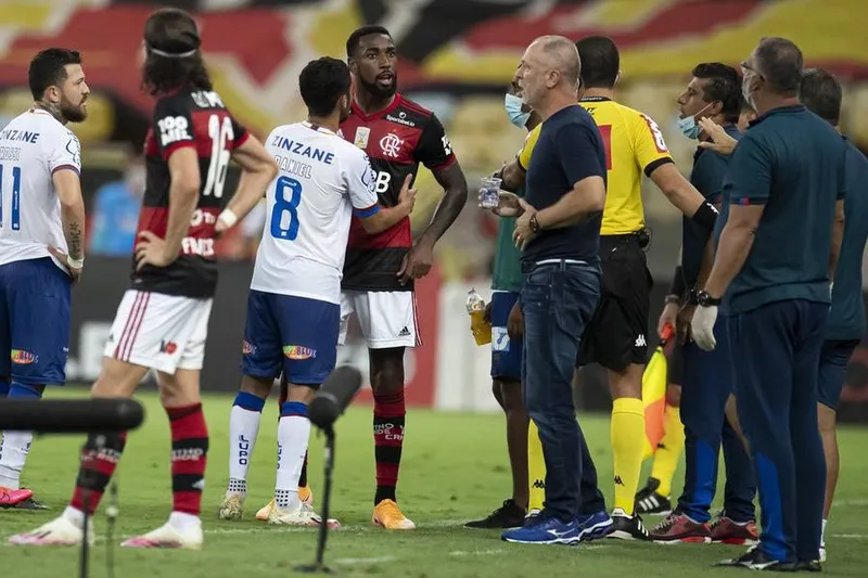 Gerson, do Flamengo, discute com o técnico Mano Menezes e acusa jogador do Bahia de injúria racial