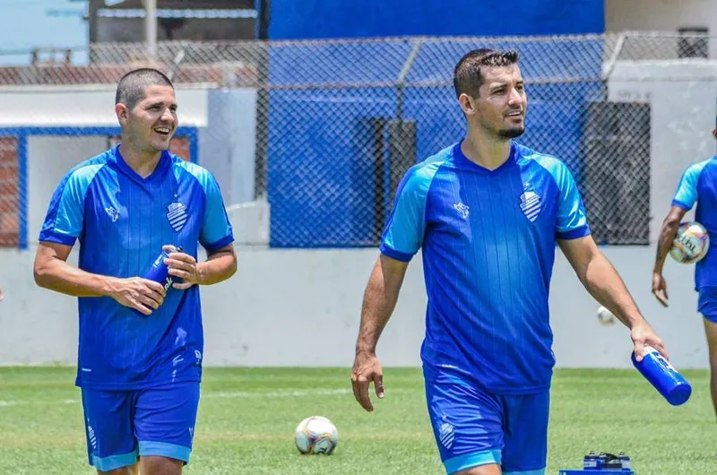 Rafinha (dir.) chegou em Maceió no início de 2016, para iniciar sua jornada com o CSA