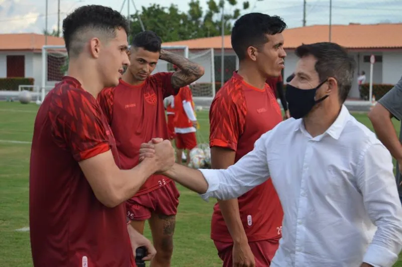 Novo técnico do CRB, Ramon Menezes foi apresentado no CT Ninho do Galo, nessa segunda, e cumprimentou atletas