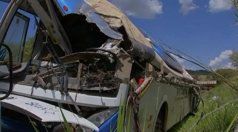 Imagem ilustrativa da imagem SP: COLISÃO ENTRE ÔNIBUS E CAMINHÃO DEIXA 41 MORTOS