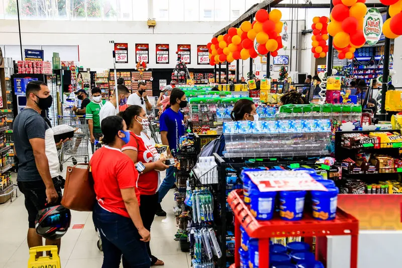 Consumidores lotam supermercados da capital alagoana na véspera de Natal