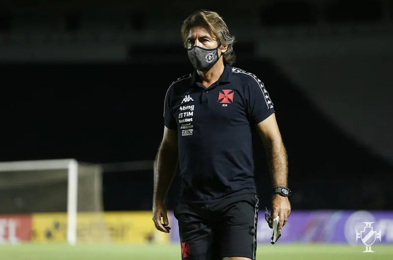 Técnico português Ricardo Sá Pinto teve a demissão sacramentada no Vasco, na última terça-feira (29)
