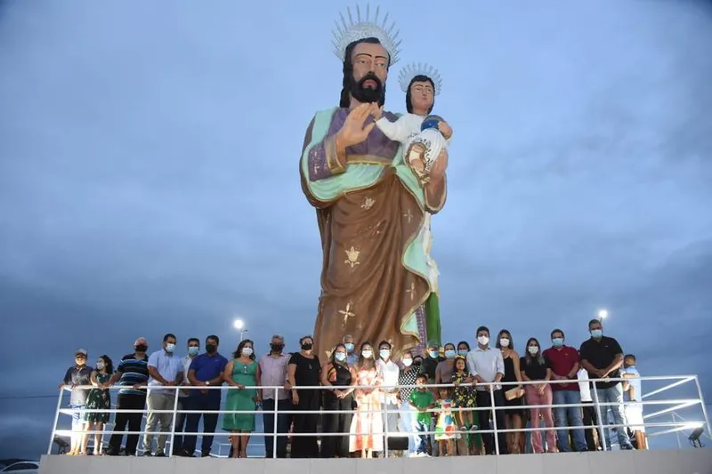 Imagem do padroeiro São José, de 19 metros de altura, está localizada bem no alto da cidade de São José da Laje