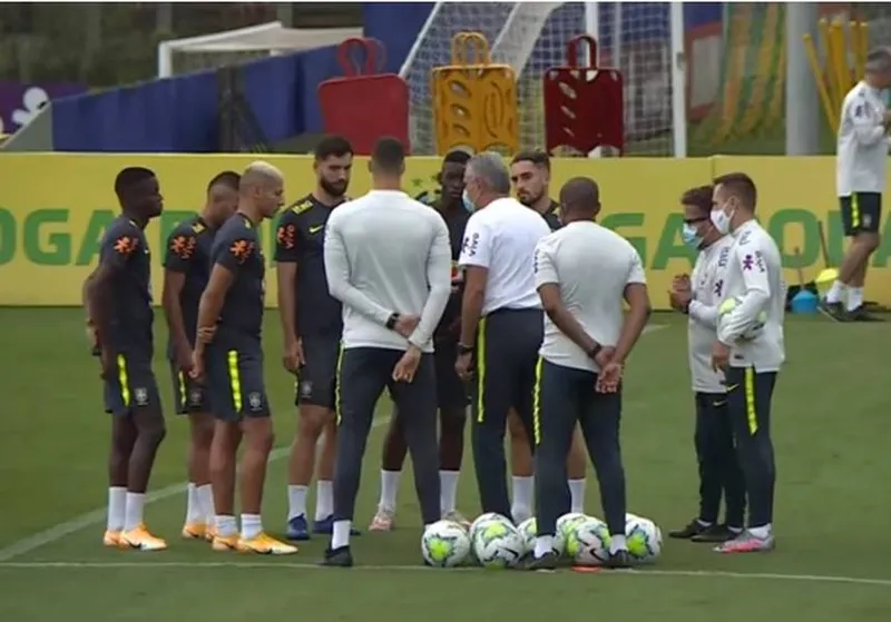 Jogadores da Seleção Brasileira recebem orientações de Tite antes de treino