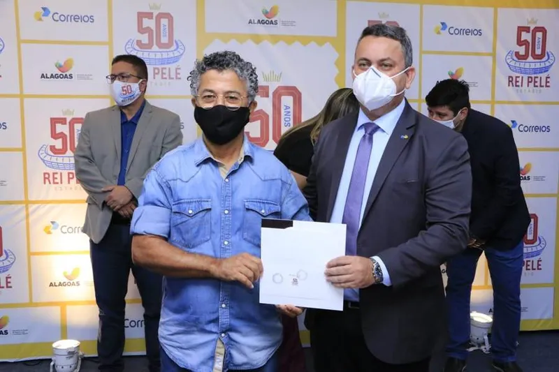 Repórter fotográfico Ailton Cruz (esq.), da Gazeta de Alagoas/Gazetaweb recebeu o selo dos 50 anos do Rei Pelé
