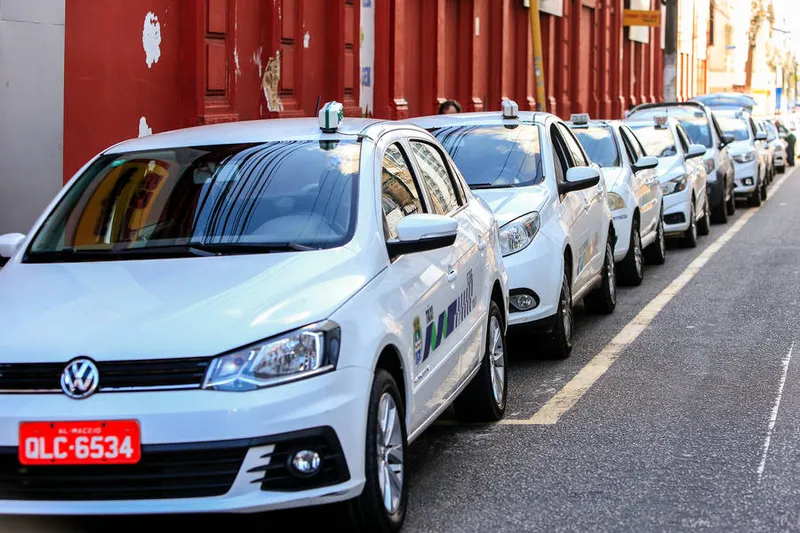 Maceió, 23 de julho de 2020
Parada de taxi na Rua Oliveira e Silva, no centro do comércio de Maceió. Alagoas - Brasil.
Foto: ©Ailton Cruz