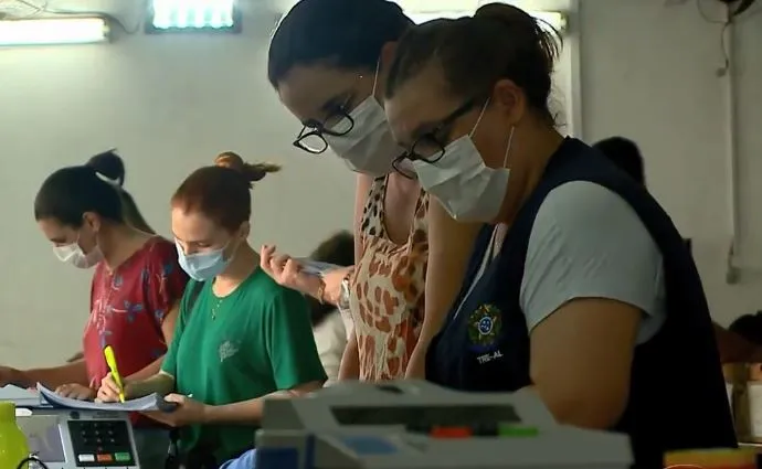 Técnicos da Justiça Eleitoral em Alagoas fazem os últimos ajustes nas urnas do 2º turno
