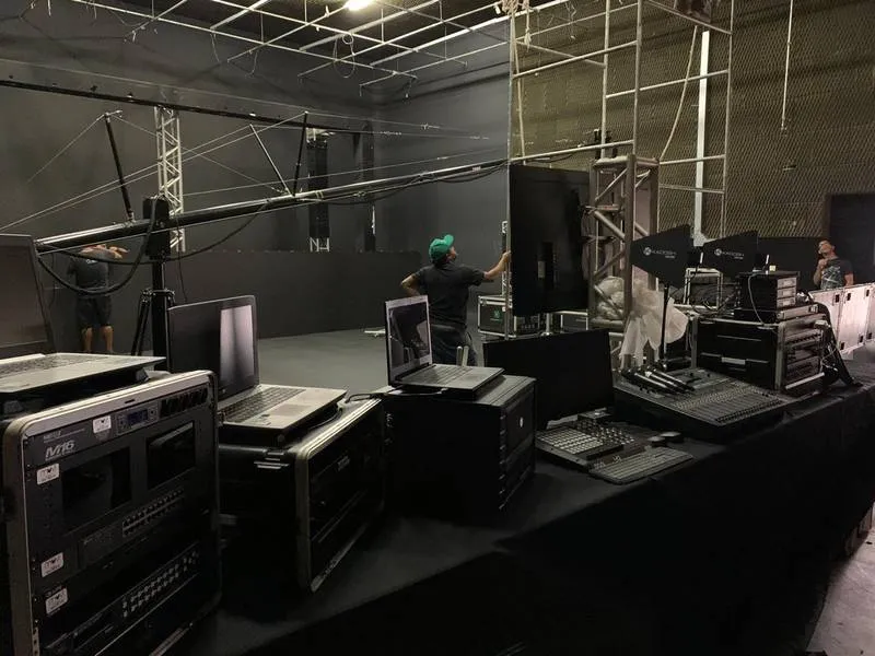 Equipamentos para transmissão do debate da TV Mar começam a ser montados pelos profissionais da emissora