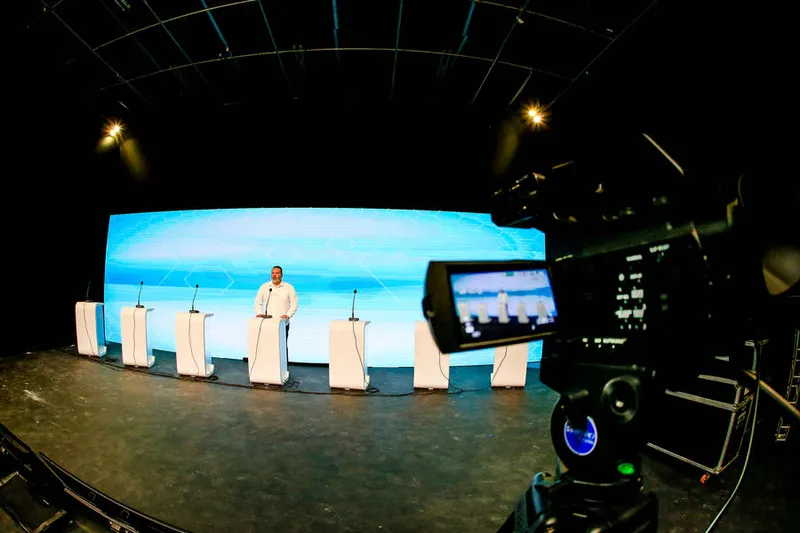 Estúdio onde debate da TV Mar será realizado já está com toda a estrutura pronta para receber, hoje, oito dos dez candidatos a prefeito de Maceió