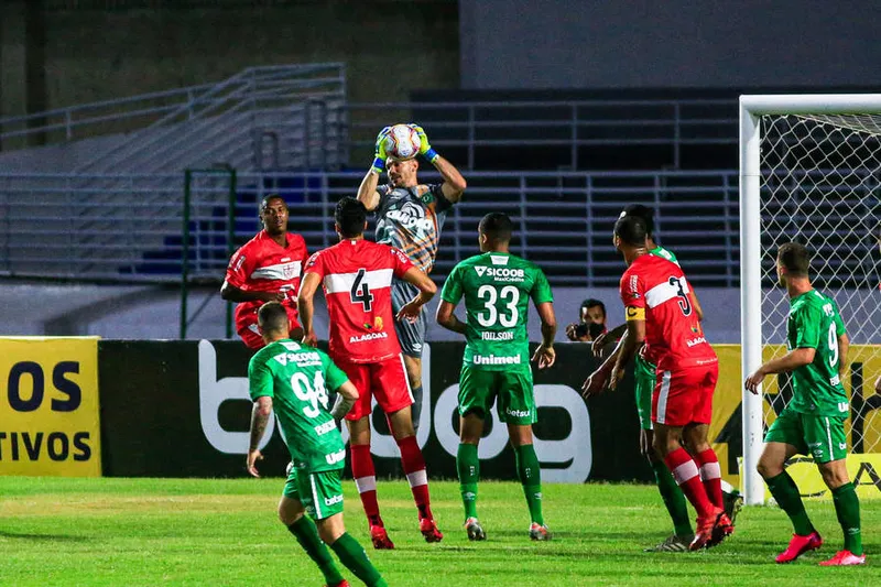 Maceió, 14 de outubro de 2020
Lance do jogo entre CRB e Chapecoense. Partida atrasada válida pela 9ª rodada do Campeonato Brasileiro da Série B de 2020, realizada no Estádio Rei Pelé. Alagoas - Brasil.
Foto: Ailton Cruz