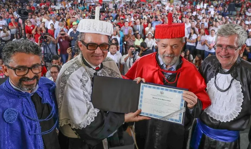 Título de doutor honoris causa da UNEAL foi concedido ao ex-presidente Lula em 2017, durante viagem ao Nordeste