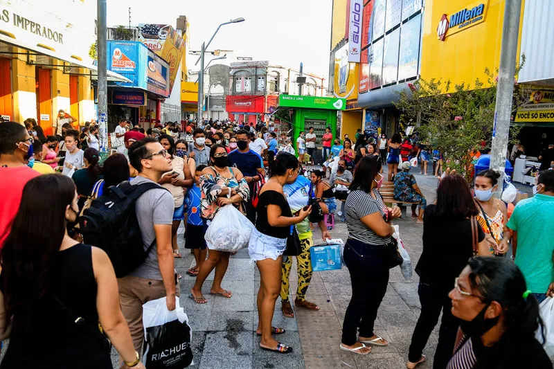 Consumidores fazem fila em frente de lojas no Centro de Maceió durante a Black Friday