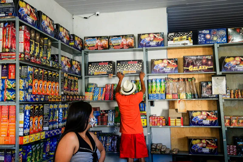 Maceió, 15 de dezembro de 2020
Vendas de Fogos de artificios no Bazar do Cacique, na Rua Melo Morais, 384, Centro de Maceió. Alagoas - Brasil.
Foto:@Ailton Cruz
