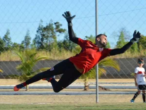 Goleiro Victor Souza sofreu uma fratura no dedo indicador da mão direita e será submetido a uma cirurgia