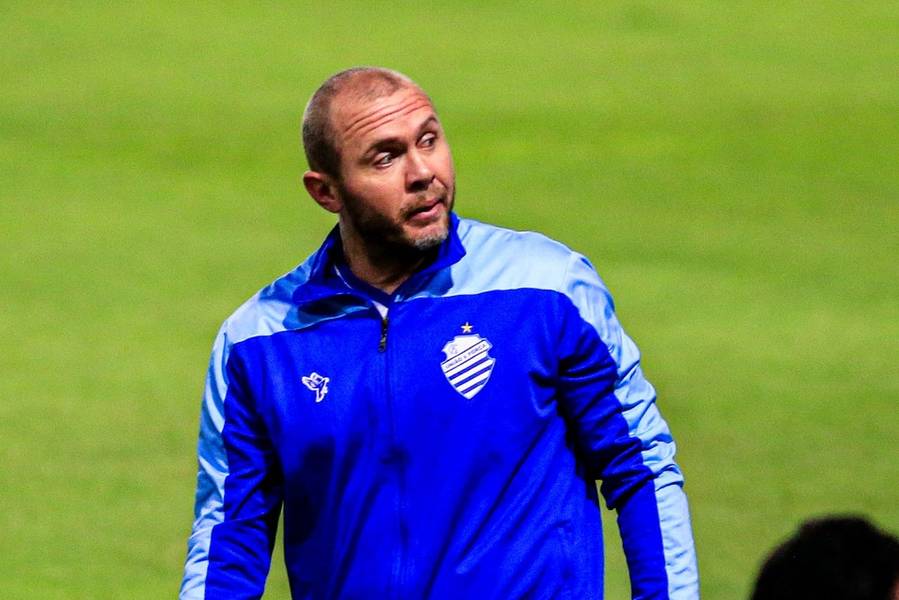 Desempenho ruim fora de casa ainda segura o CSA do técnico Mozart na Série B