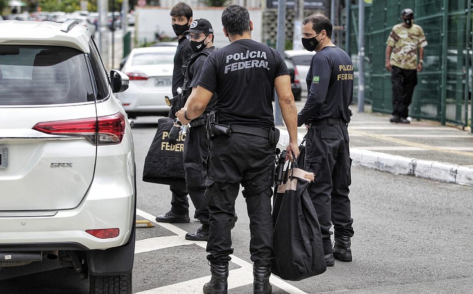 Policiais federais cumpriram mandados na capital baiana