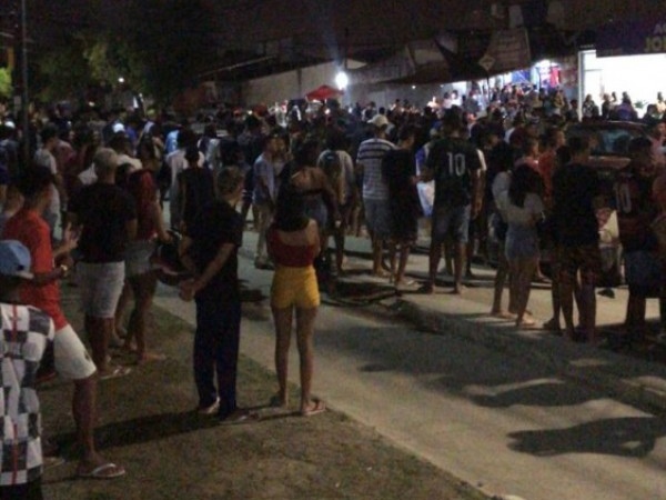 Multidão se aglomerou na praça do Osman Loureiro durante a inauguração de açaiteria