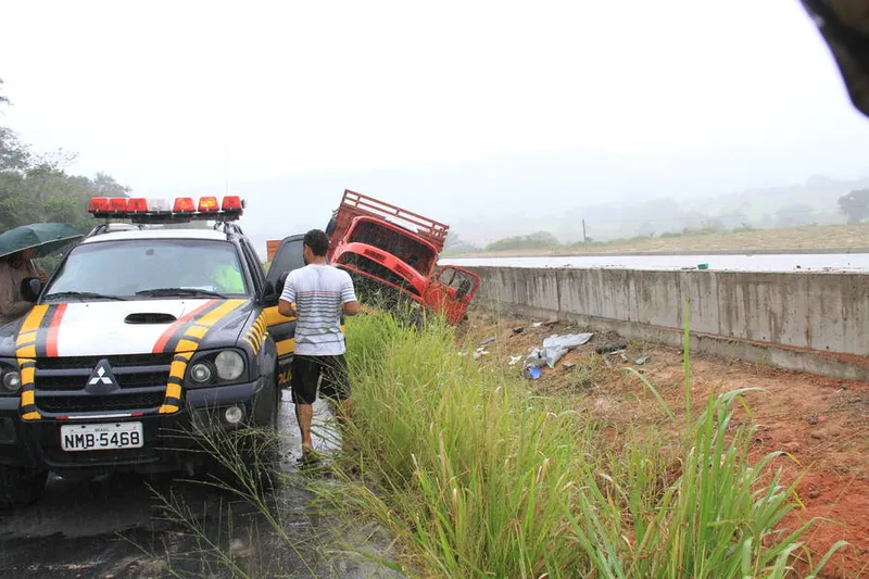 Maceió, 10 de outubro de 2012
Acidente na BR 101 envovendo um caminhão que rodou na pista, e bateu na mureta deixando uma vitima e tres feridos  Ladeira do Varrela, em São Miguel dos Campos.
Foto: Ailton Cruz