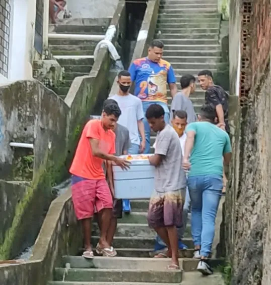 Membros da igreja entregaram alimentos e produtos de higiene e limpeza para famílias atingidas pelas chuvas