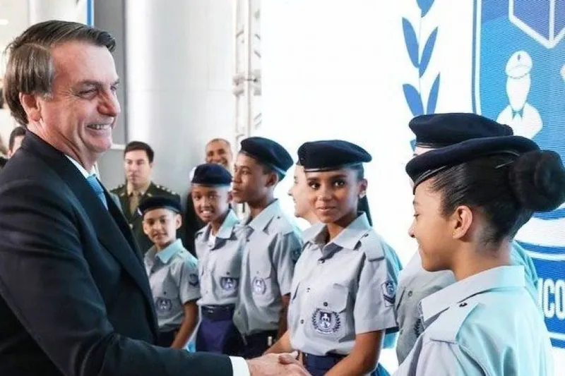 Jair Bolsonaro defende e incentiva a adoção do modelo cívico-militar pelo Brasil afora