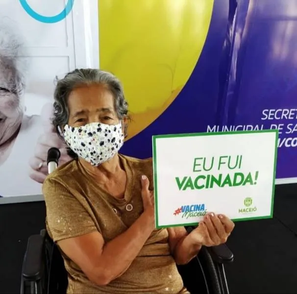 Maria Francisca Silva, de 75 anos, comemorou o recebimento da segunda dose nesta quinta-feira
