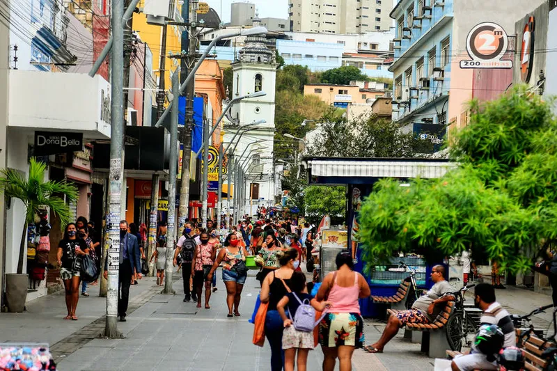 Lojas do Centro da capital abrem 1h mais tarde e fecham 1h mais cedo, das 9h às 17h