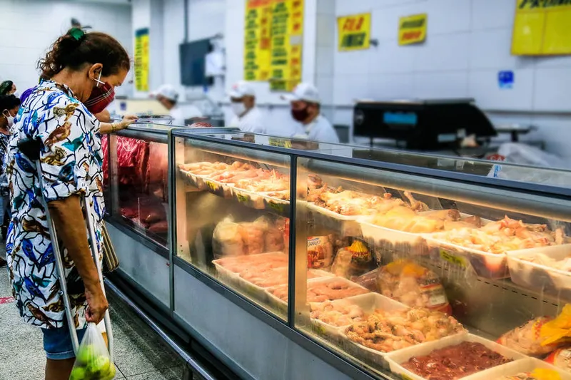 A carne de frango passou a “estrela” nos açougues devido ao preço da carne bovina