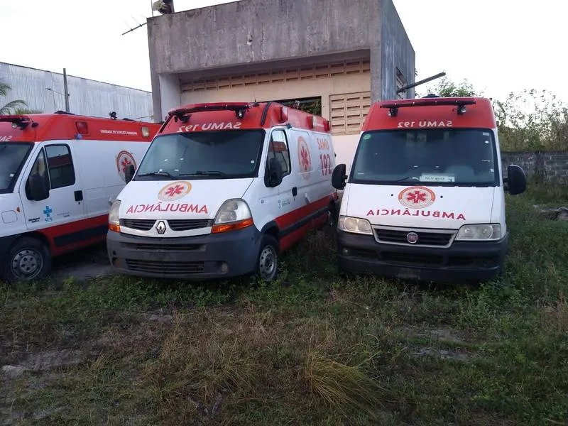 Viaturas do Samu estariam paradas no terreno do Lifal desde 2018; Sesau explica que são veículos “irrecuperáveis”