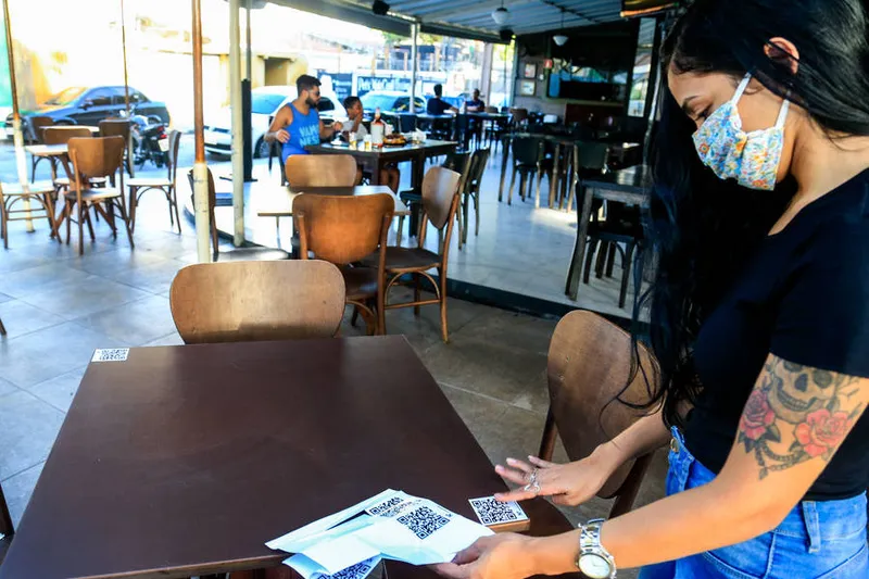 Bares e restaurantes vão poder funcionar principalmente no horário do almoço