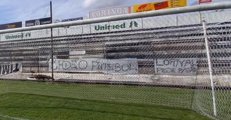 Torcedores alvinegros colocaram faixas no estádio, em forma de protesto