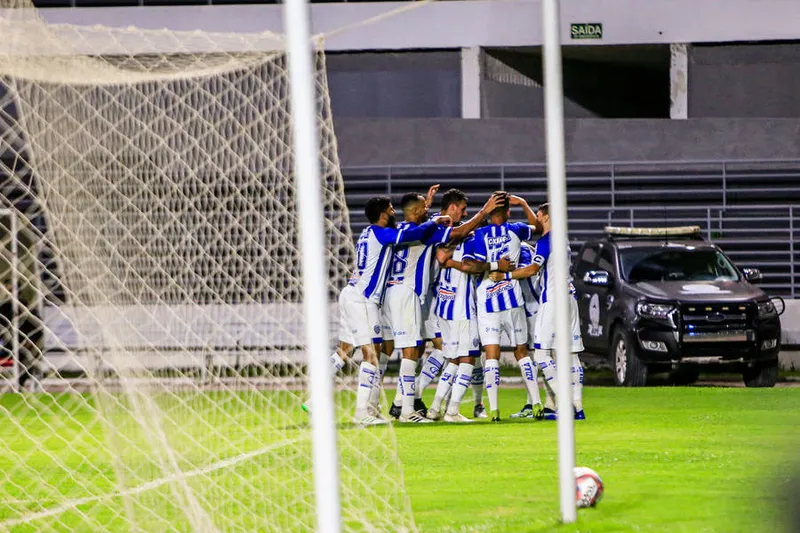 Maceió, 03 de março de 2021
Lance do jogo entre CSA e CEO . Partida válida pela 3ª rodada da Campeonato Alagoano, realizada no Estádio Rei Pelé em Maceió. Alagoas – Brasil.
Foto: Ailton Cruz