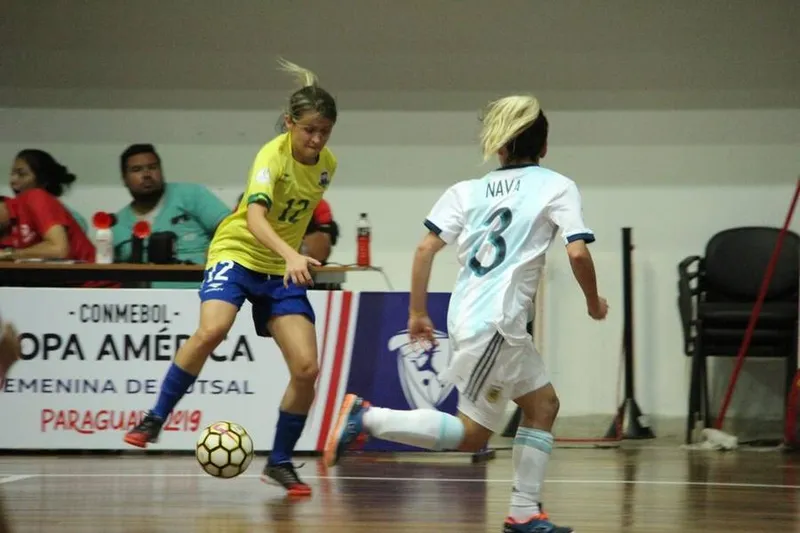 Amandinha se destaca novamente e é eleita a melhor jogadora de futsal do mundo pela sétima vez