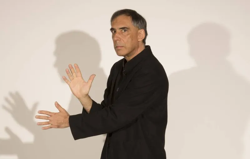 Imagem ilustrativa da imagem Arnaldo Antunes volta à poesia em repúdio à democracia que se desfaz