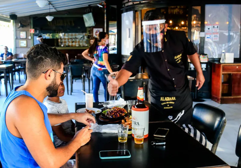 Maceió, 20 de julho de 2020 
Retomada de Bares e restaurantes na Avenida Jatiúca em Maceió. Alagoas - Brasil.
Foto: ©Ailton Cruz