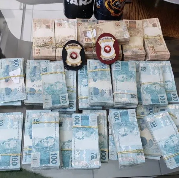 Durante a operação, a polícia encontrou grandes quantias de dinheiro vivo em poder dos golpistas