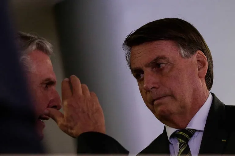 O presidente Jair Bolsonaro, à dir., ao lado do ex-presidente Fernando Collor durante evento no Palácio do Planalto