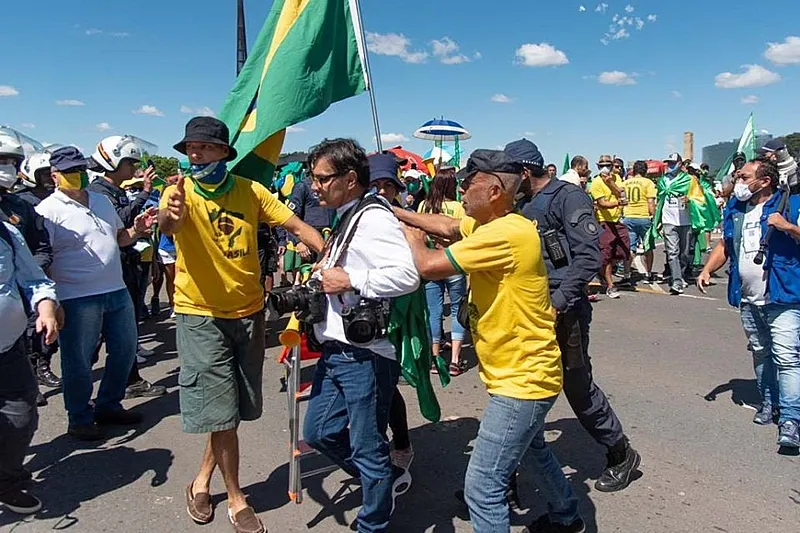 Jornalistas são agredidos em Brasília durante ato estimulado pelo presidente Bolsonaro